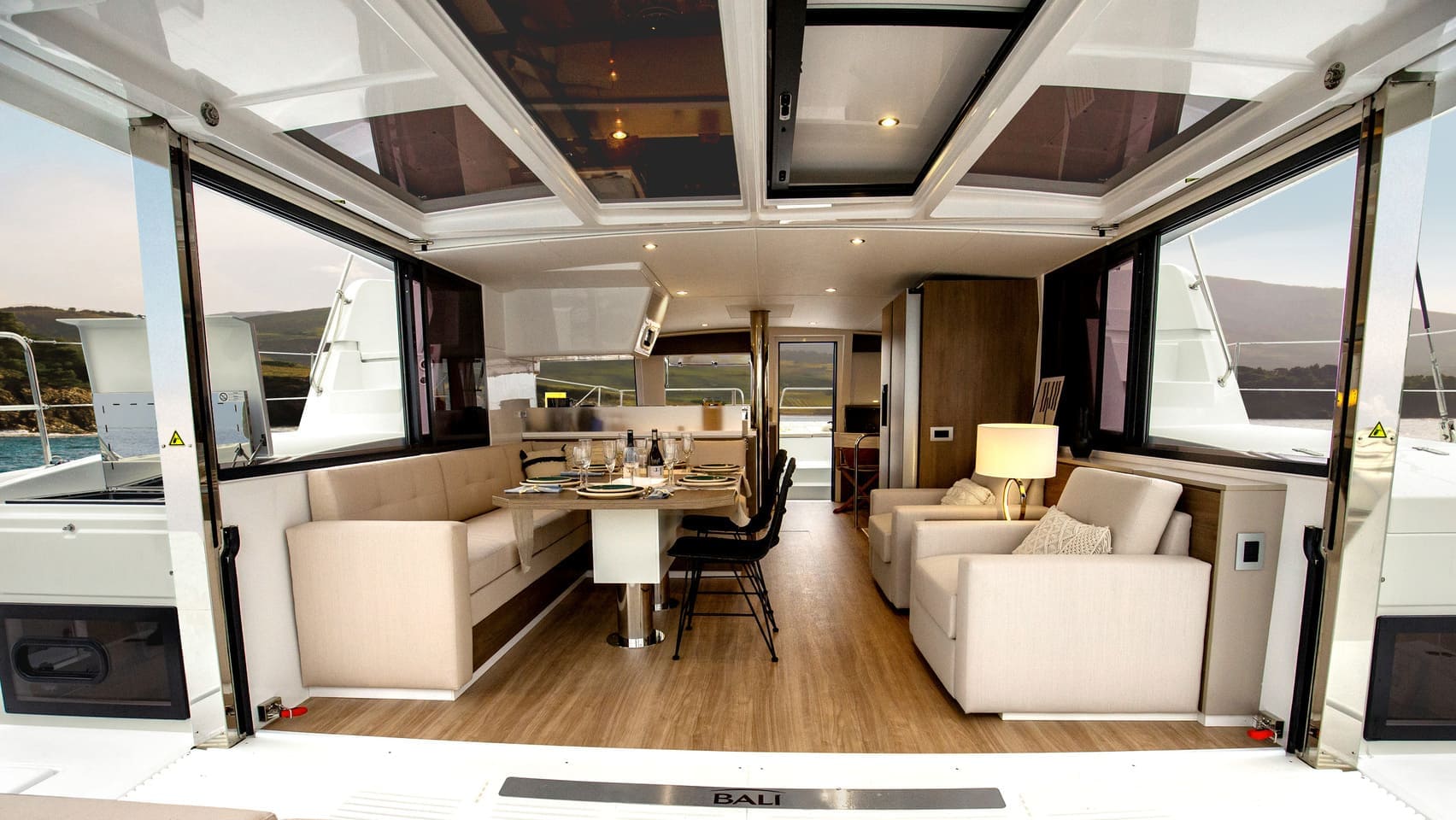 BALI44-Saloon01-1 GALLERIE PHOTO COMPRESSED 1704 X 960.jpg