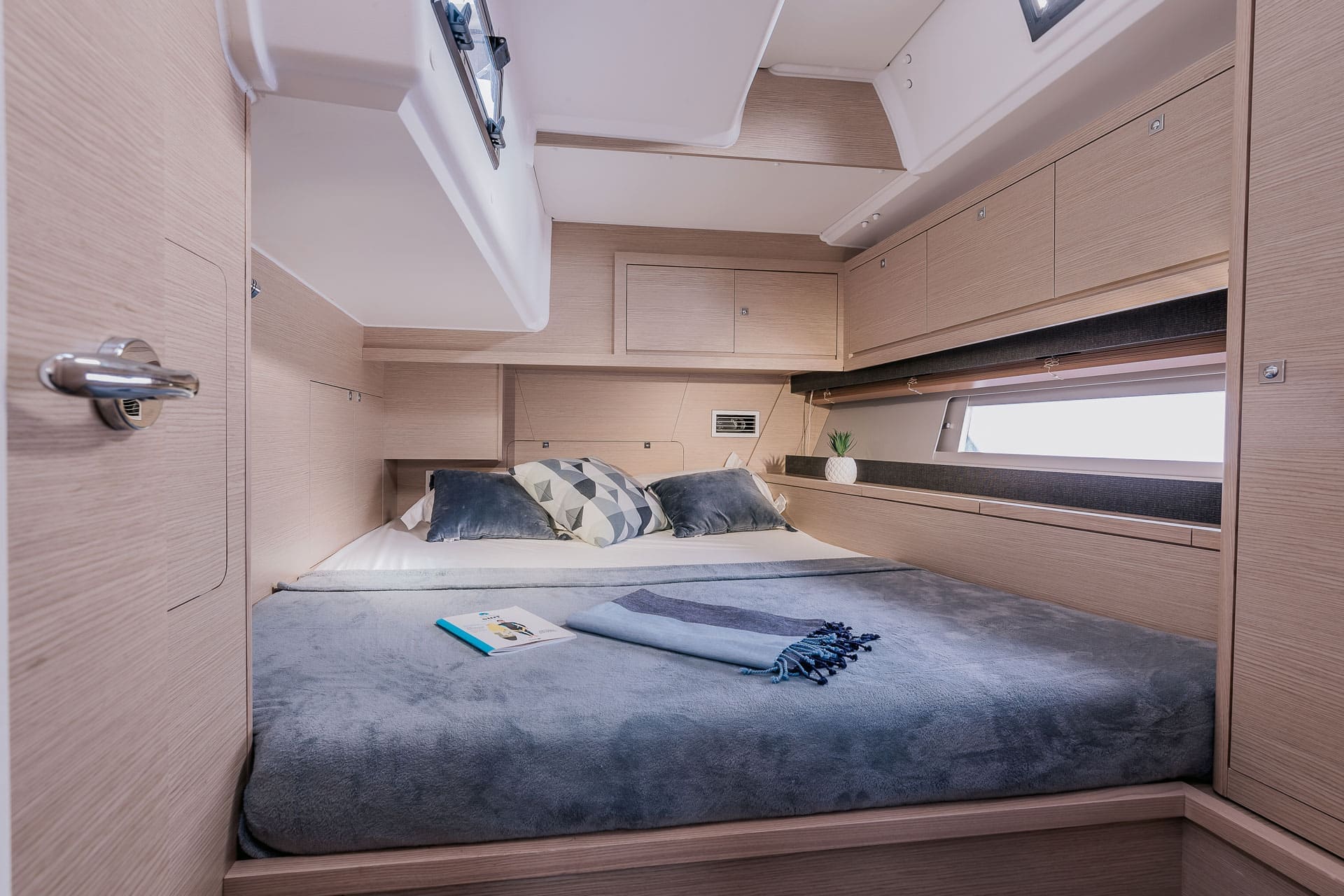 luxury-sailing-yachts-dufour-470-boat-photo-interior-7.jpg